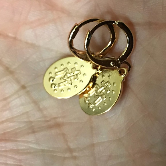 18k gold plated Virgin Mary necklace/ earrings set - Picture 6 of 8